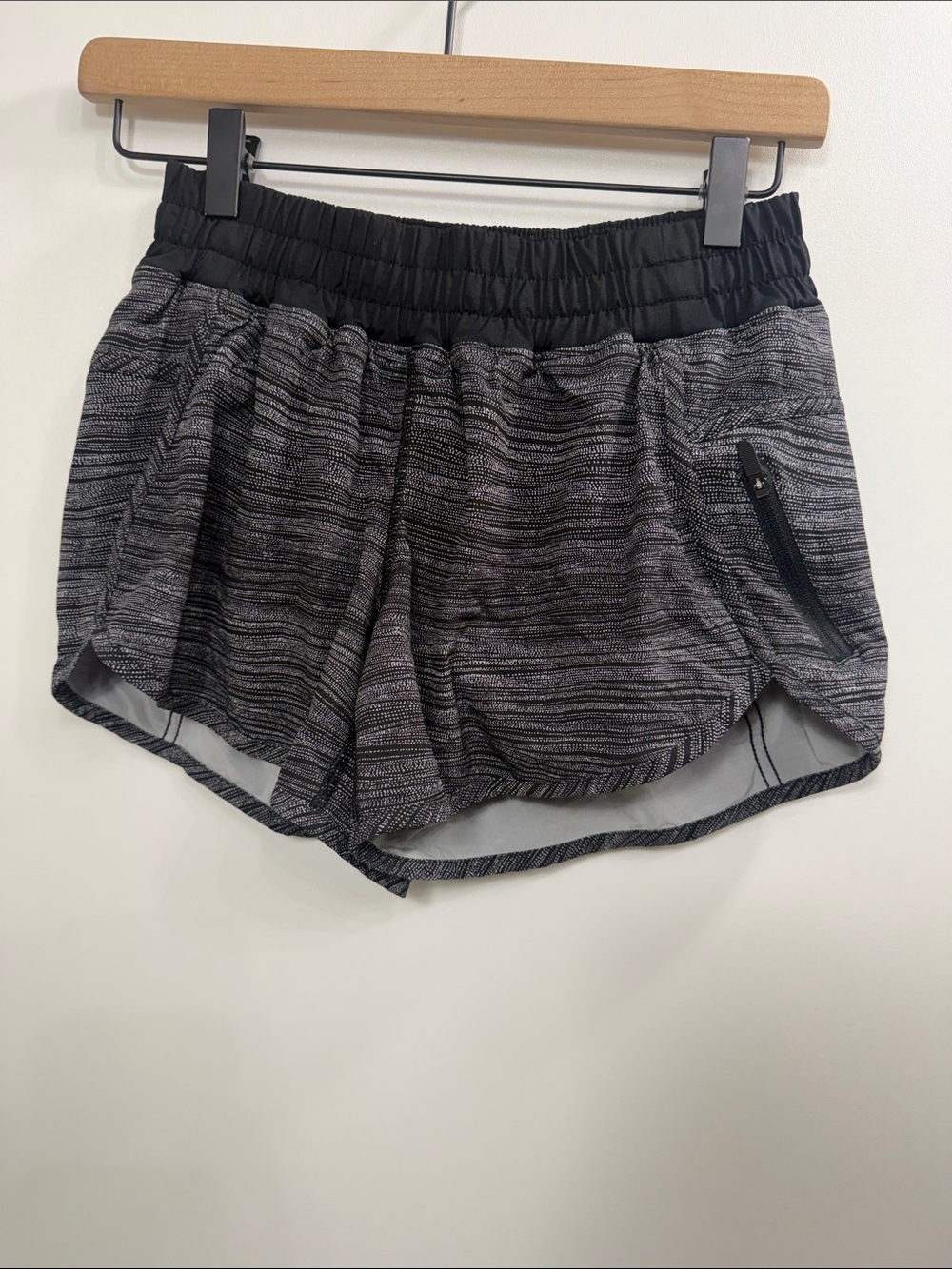 Lululemon Tracker Short IV black and white lined  size 6